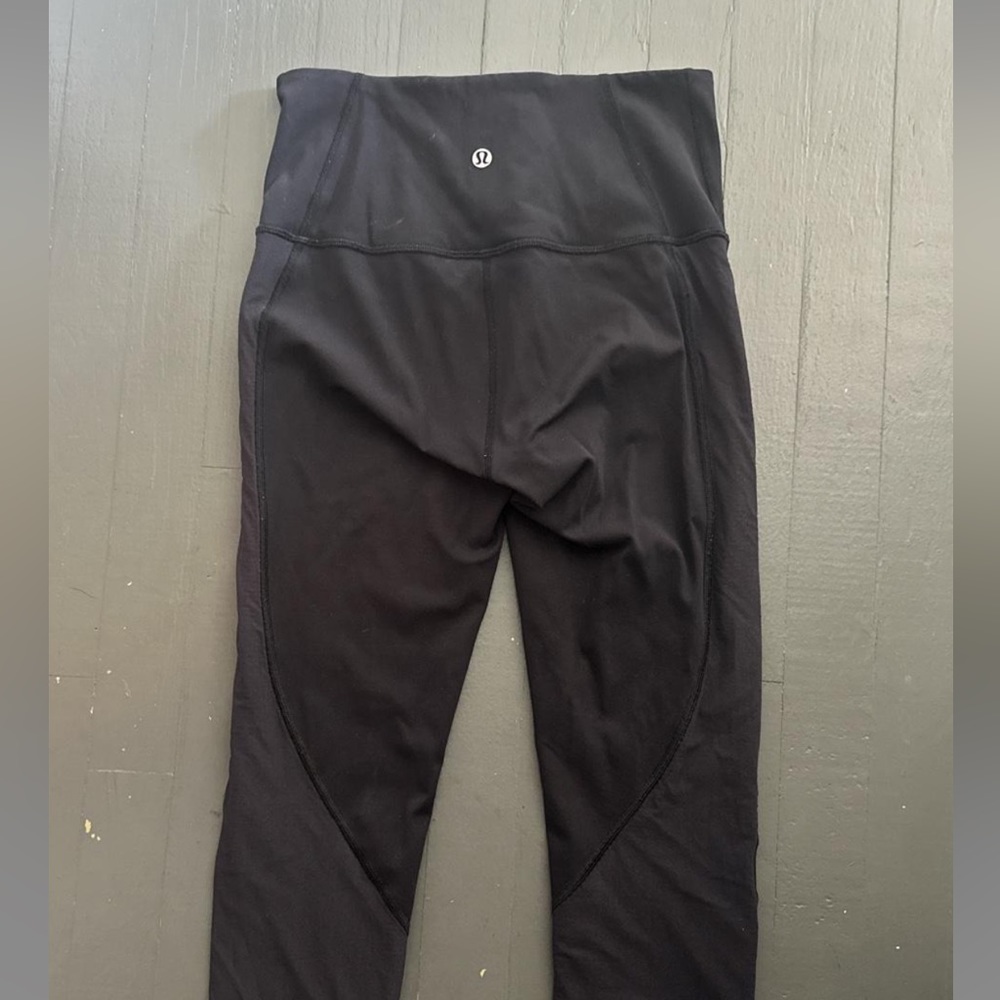 Lululemon leggings cropped 
Size 4
Comes as is 
Mesh detailing